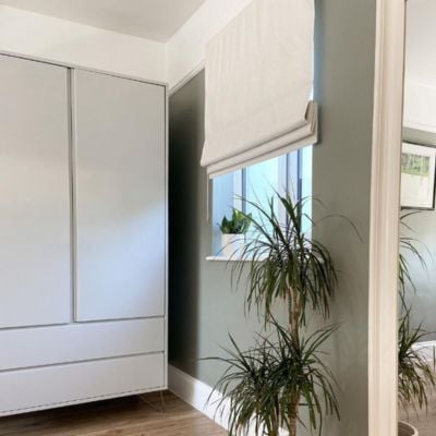 white roman blind fitted outside the recess