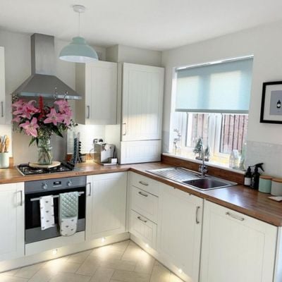 Blue, light-filtering rolelr blind in a classic kitchen